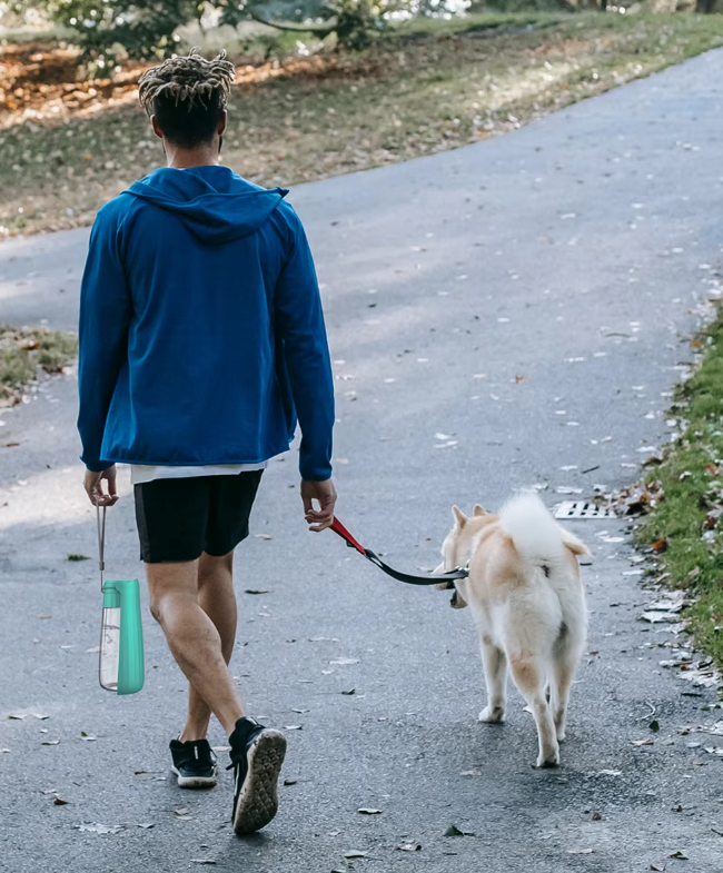 Bärbar Hundflaska – Läckfri Resedispenser med Integrerad Drickskål