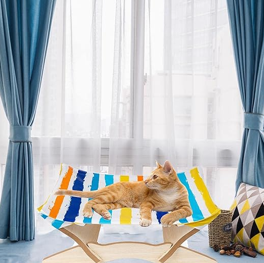 Färgglad Träkattbädd med Tygklädsel – Bekväm Vila för Katter