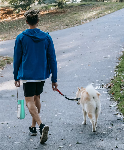 Bärbar Hundflaska – Läckfri Resedispenser med Integrerad Drickskål