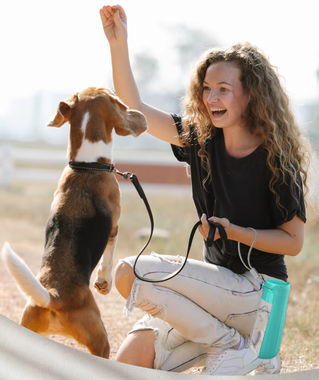 Bärbar Hundflaska – Läckfri Resedispenser med Integrerad Drickskål