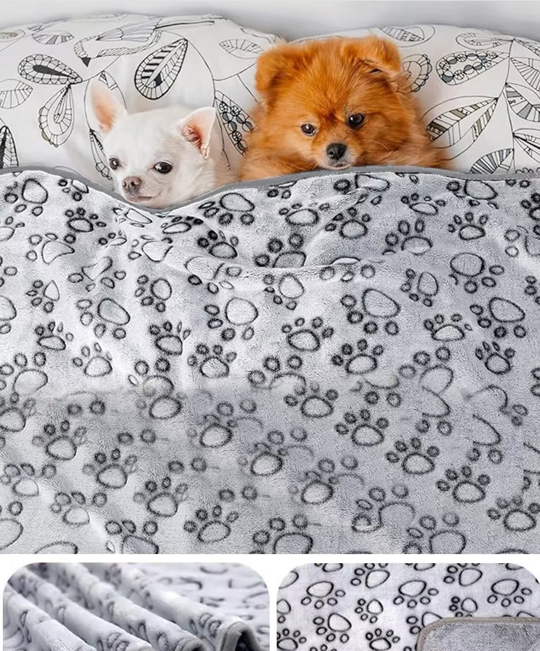 Hemtrevlig Hundfilt för Soffan – Mjuk Filt med Tassmönster