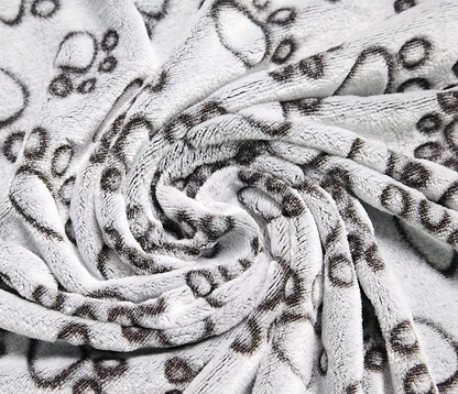 Hemtrevlig Hundfilt för Soffan – Mjuk Filt med Tassmönster